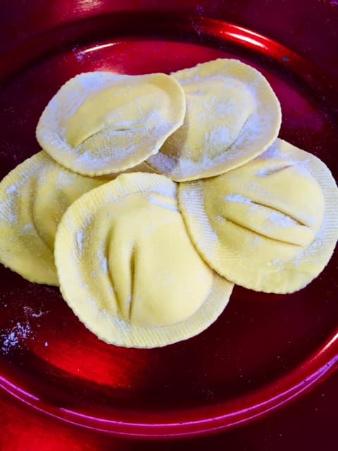 Raviolis artisanaux préparés par Pasta Piemonte à Menton